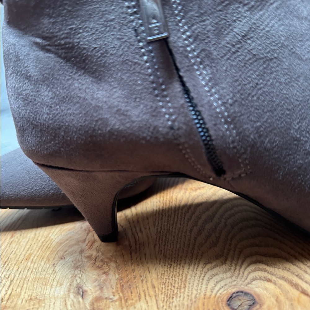 NEW NWOT KENNETH COLE REACTION SUEDE Brown Ankle Booties with heels Sz 8.5 - Picture 15 of 16